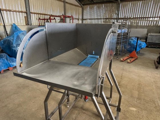 Conveyor with feeder hopper Pic 08